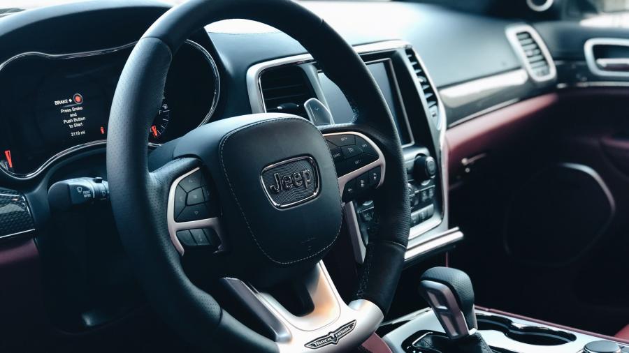 Детали интерьера Jeep Grand Cherokee Trackhawk (WK2) 2017 года  (фото 71 из 76)